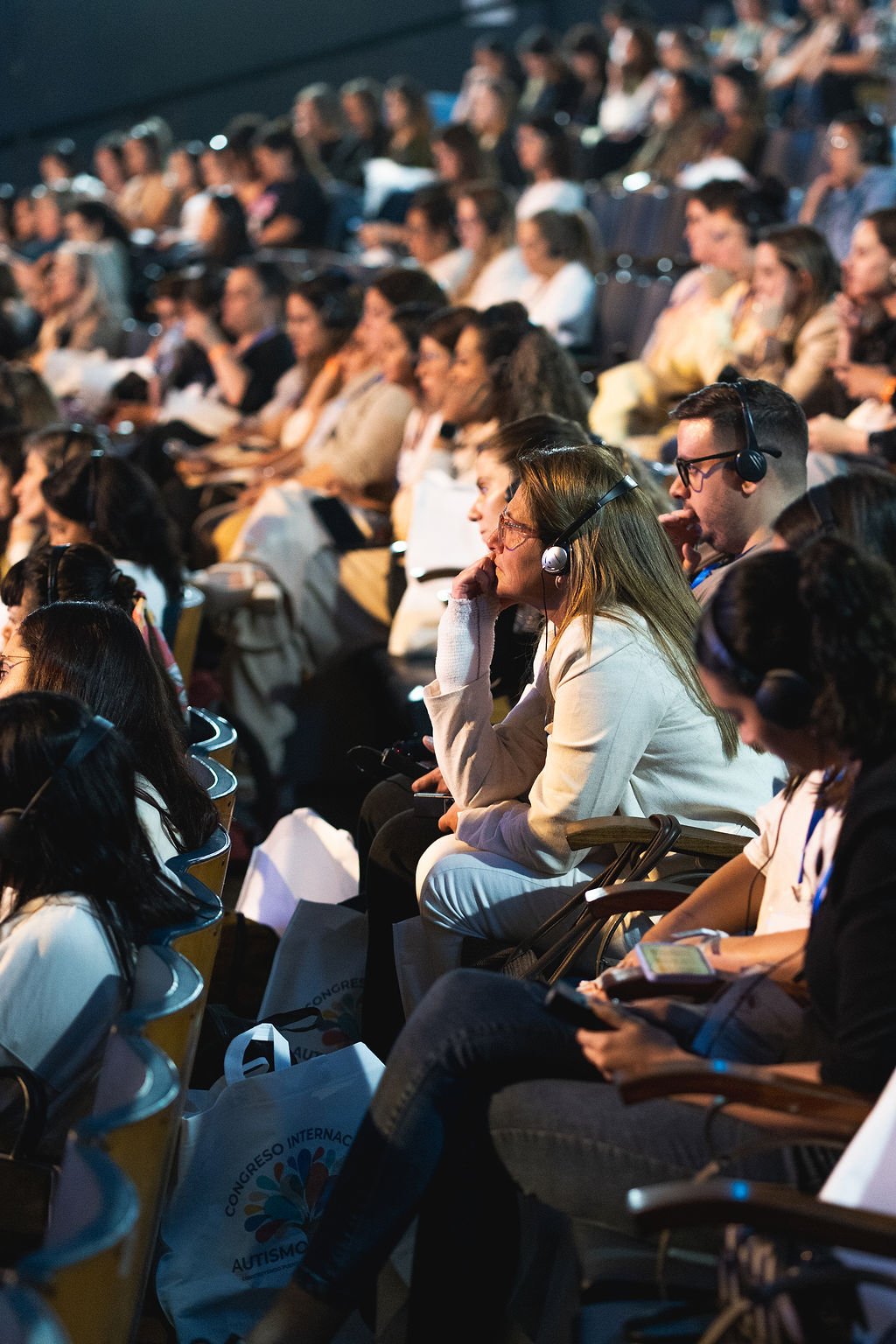 Participantes acompanhando palestra do Congresso Autismo e NDBI